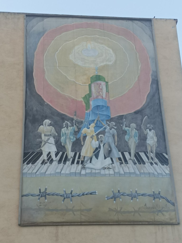 Mural na zgradi, velikih dimenzija.