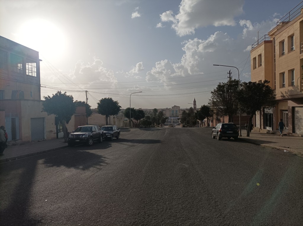 Ulica iznad centra grada, sunce uvijek izgleda veliko, a oblaci kao da su na dohvat ruke.