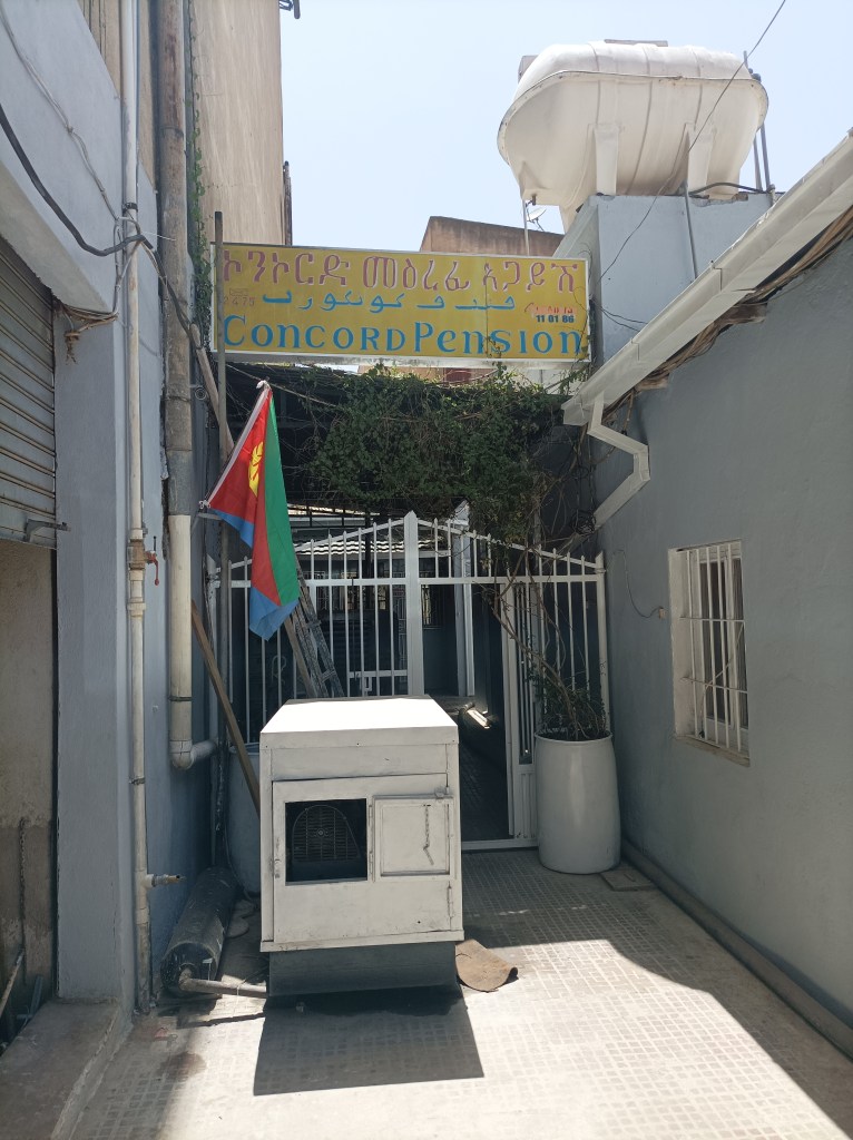 Ulaz u pansion, u prvom planu je agregat.