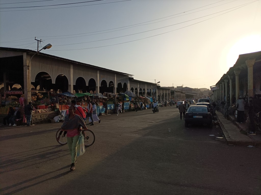 Jedan dio glavne gradske tržnice, štandovi su puni voća, povrća, žitarica, grahorica i druge robe. Nema oskudice.