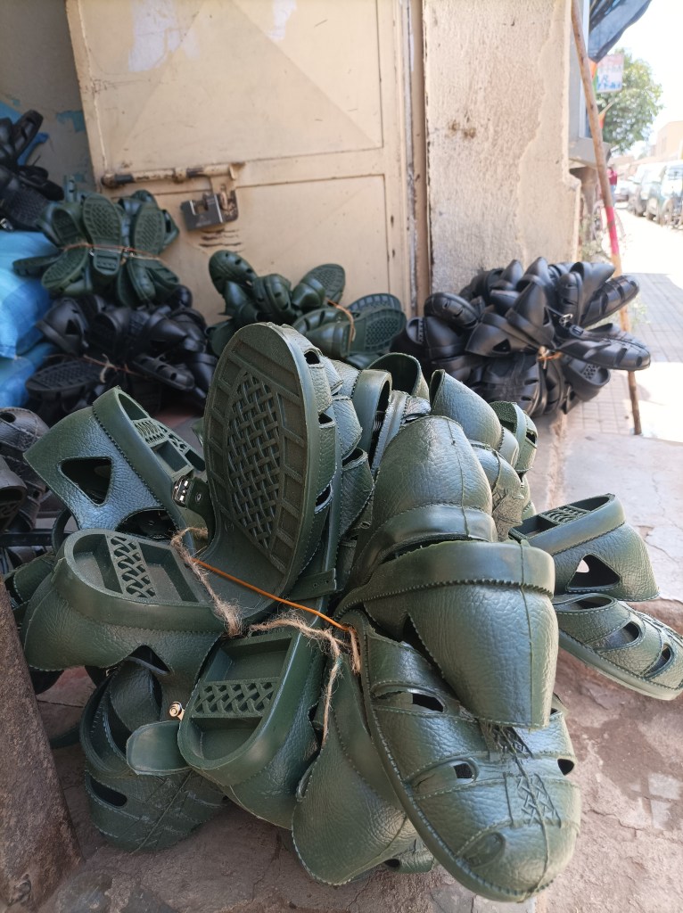 Ispred dućana sa sandalama (šida).