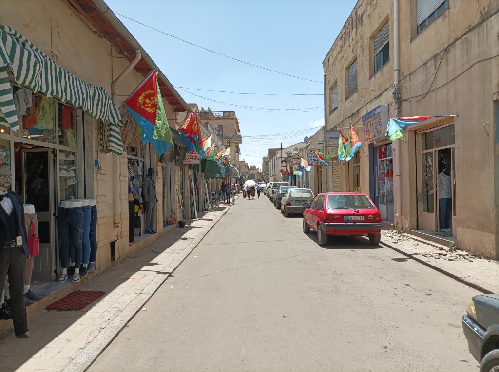 Na svim dućanima i drugim prostorima su izvješene zastave povodom prvog maja.