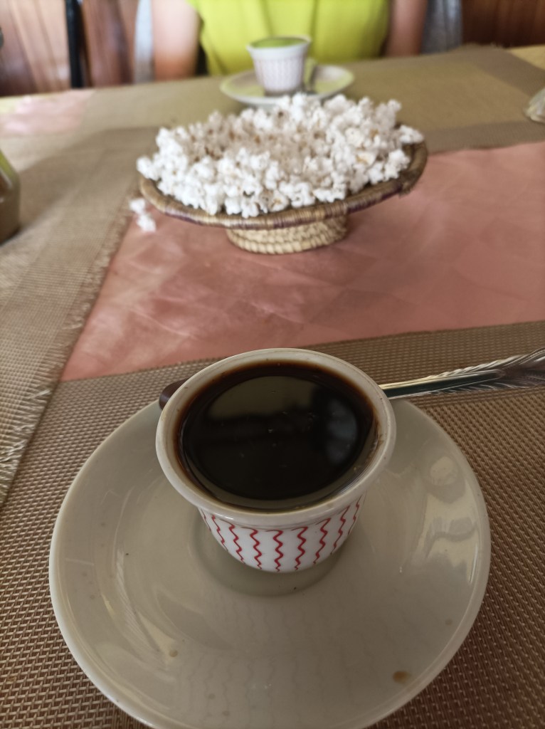 Tradicionalna kava i kokice.